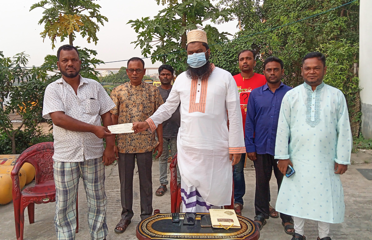 শ্রমিক নেতা পলাশের সহযোগিতায় নৌযান চালককে আর্থিক সহায়তা