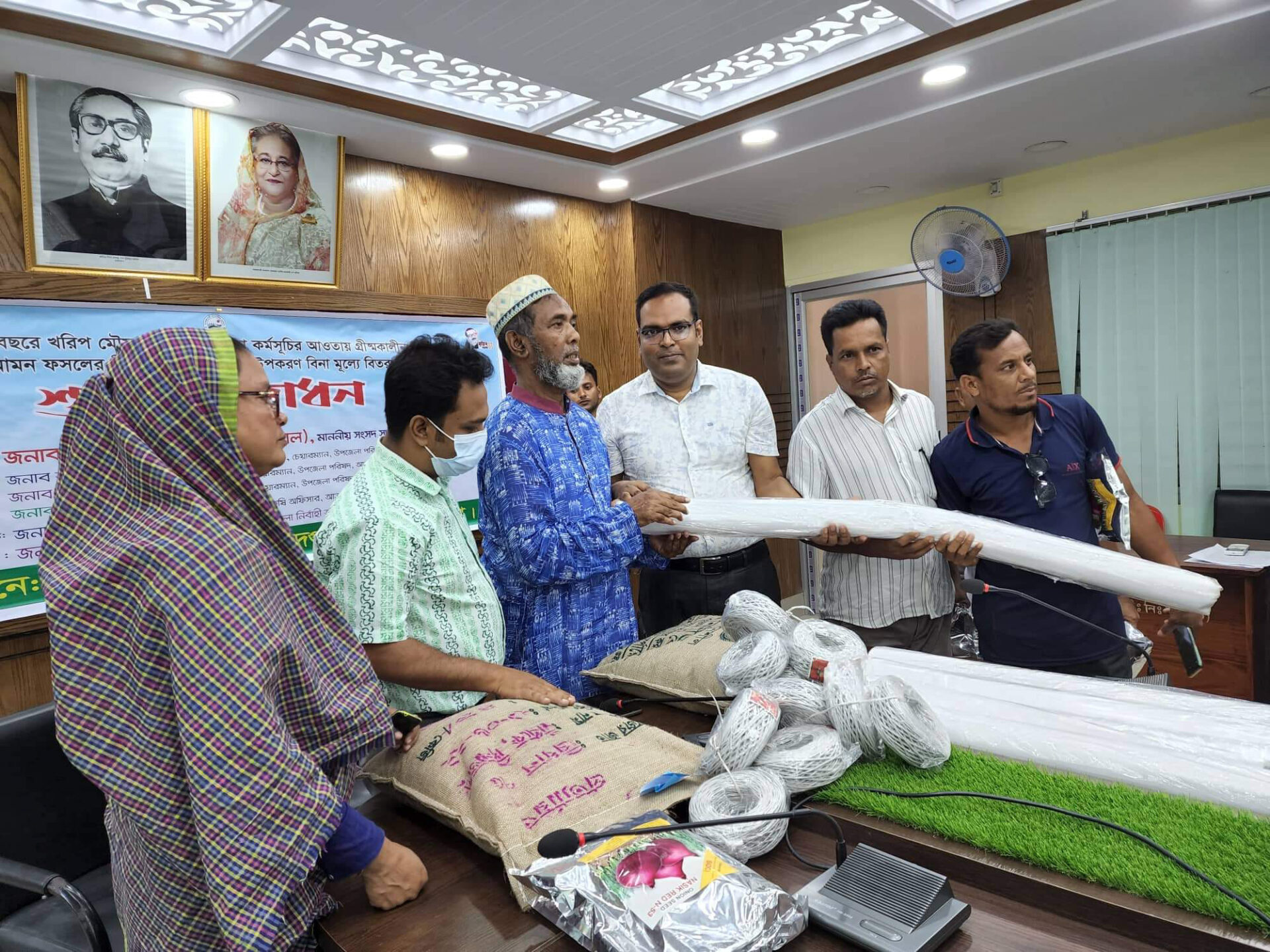 আত্রাইয়ে কৃষি প্রণোদনার নগদ অর্থ, সার ও বীজ বিতরণ