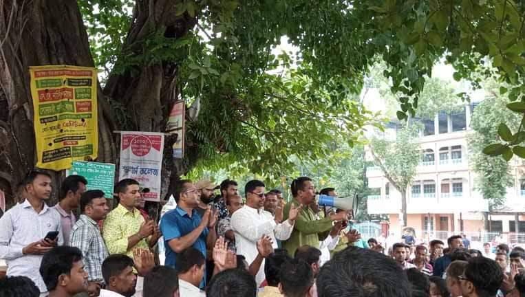 শেখ হাসিনাকে হত্যার হুমকির প্রতিবাদে ঠাকুরগাঁওয়ে আ’লীগের বিক্ষোভ