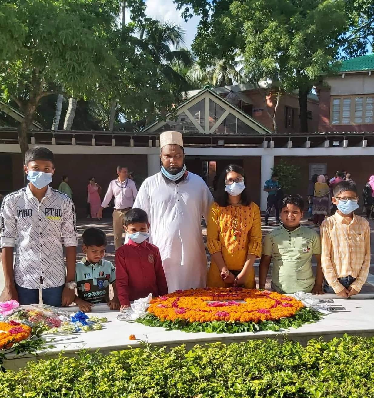 স্বপরিবারে বঙ্গবন্ধুর মাজার জিয়ারত করলেন শ্রমিক নেতা পলাশ