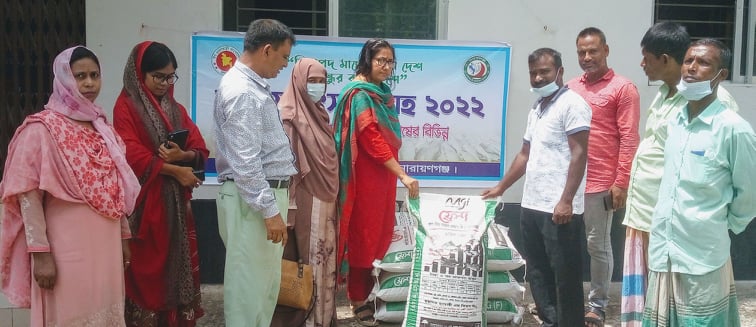 নারায়ণগঞ্জে মৎস্য সপ্তাহ উপলক্ষে চাষিদের মাঝে বিনামূল্যে বিভিন্ন উপকরণ বিতরণ