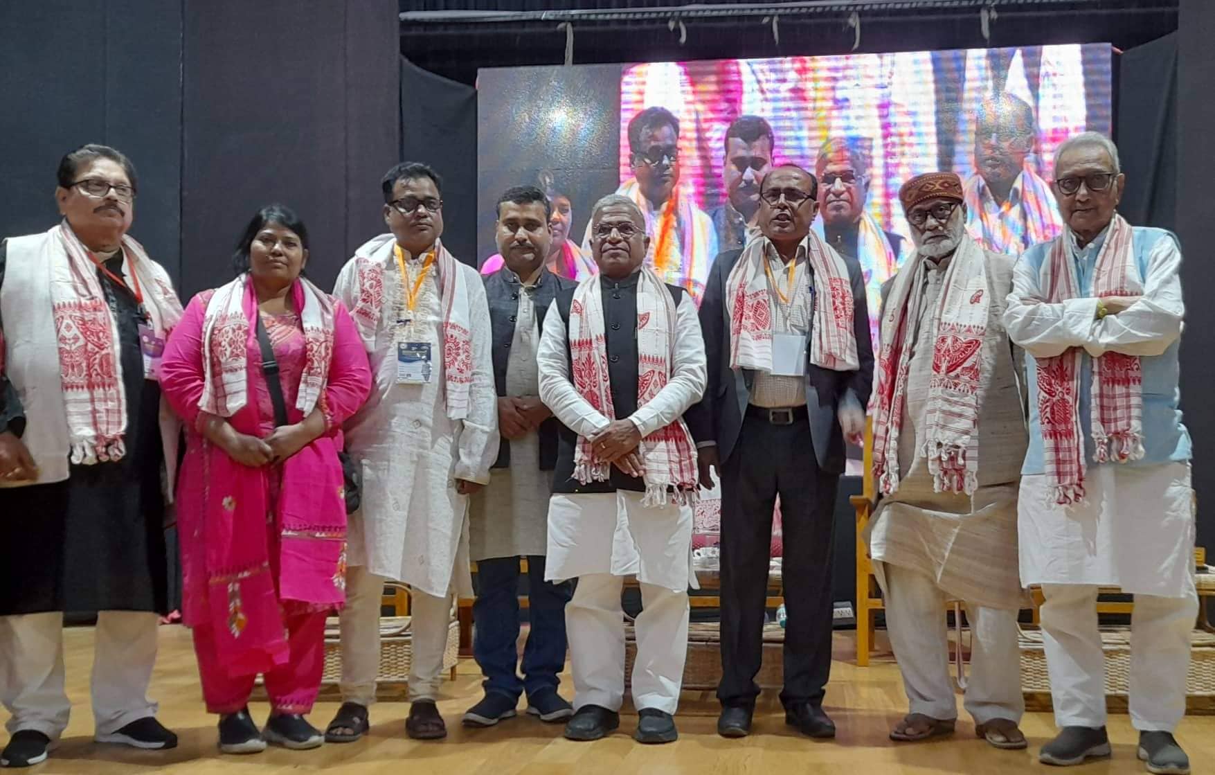 ভারতে ডেপুটি স্পিকারের হাত থেকে সম্মাননা পেলেন বাংলাদেশ শ্রমিক নেতৃবৃন্দ
