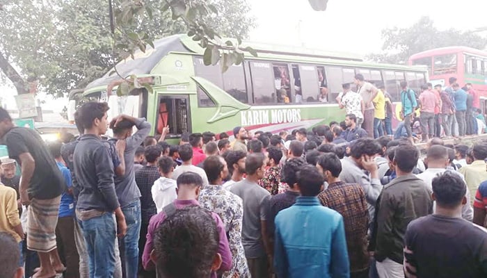 বাগেরহাটে সড়ক আটকে শিক্ষার্থীদের গাড়ি ভাঙচুর, দীর্ঘ যানজট
