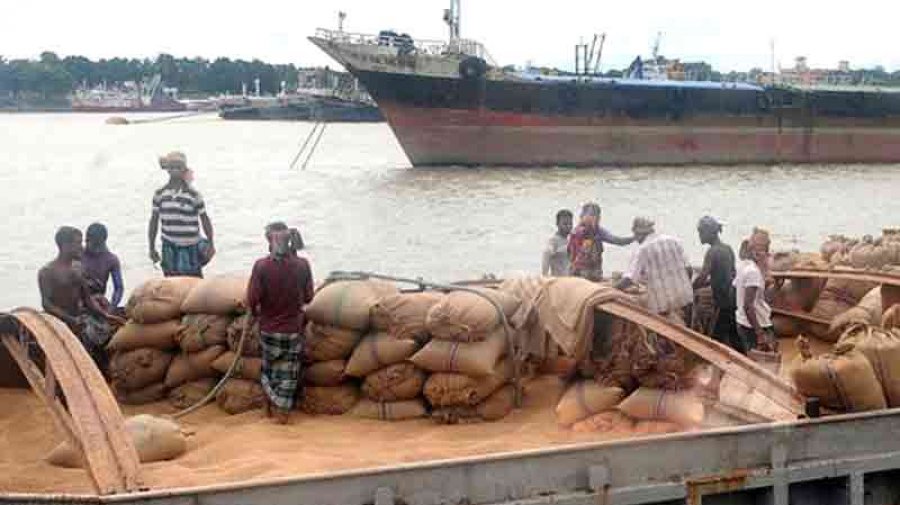 রাশিয়া থেকে আসা গম খালাস হচ্ছে মোংলা বন্দরে