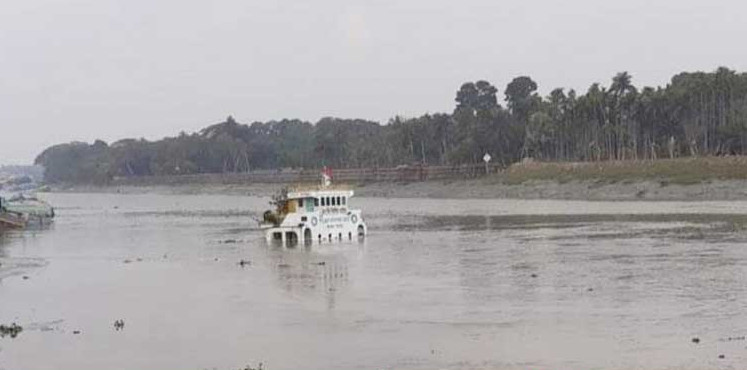 মোংলায় পশুর নদীতে লাইটার জাহাজডুবি