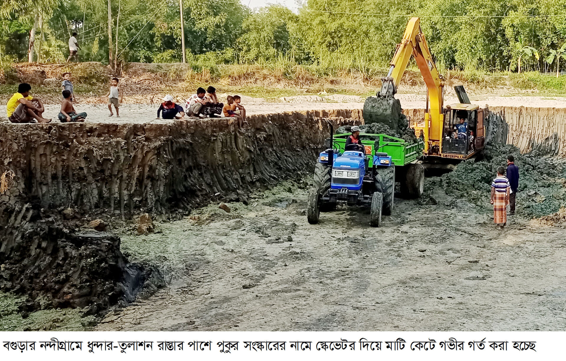 নন্দীগ্রামে পুকুরে গভীর গর্ত করে মাটি বিক্রি, আবাদি জমি ভরাট