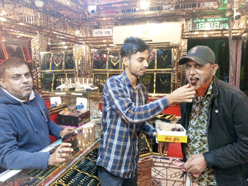 ঠাকুরগাঁওয়ে মিষ্টিমুখ করালো আর্জেন্টিনার ভক্তরা