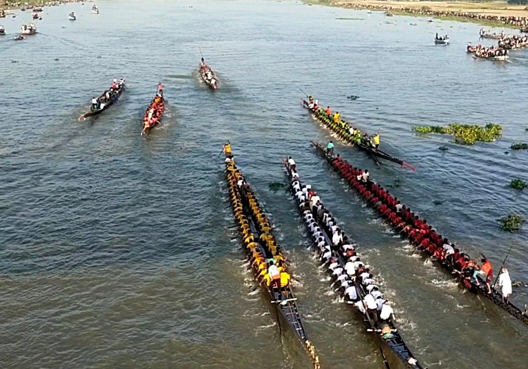 ২৫ বছর পর মধুমতি নদীতে নৌকা বাইচ