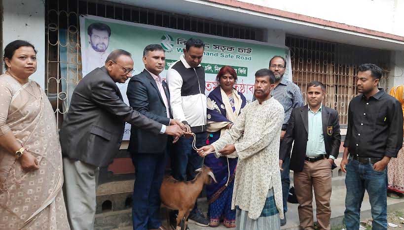 বাগেরহাটে সড়ক দূর্ঘটনায় ক্ষতিগ্রস্থ ৩ পরিবারের মাঝে ছাগল বিতরণ