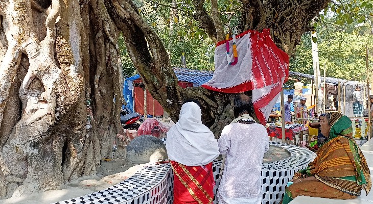 বাগেরহাটে হাজারো ভক্তের সমাগমে সরগরম কালাচাঁদ মেলা