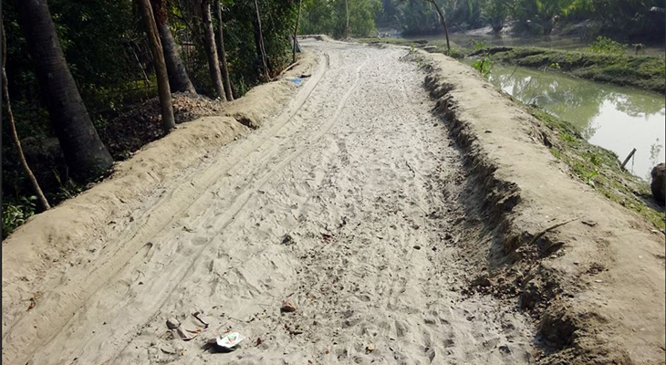 বাগেরহাটে রাস্তার মাটি খুঁড়ে ভোগান্তি, ৫ বছরেও দেখা মিলছে না ঠিকাদারের