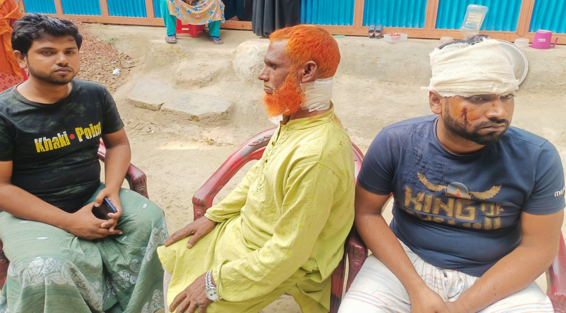 না.গঞ্জে জমি সংক্রান্ত বিরোধ : পিতা-পুত্রকে কুপিয়ে জখম