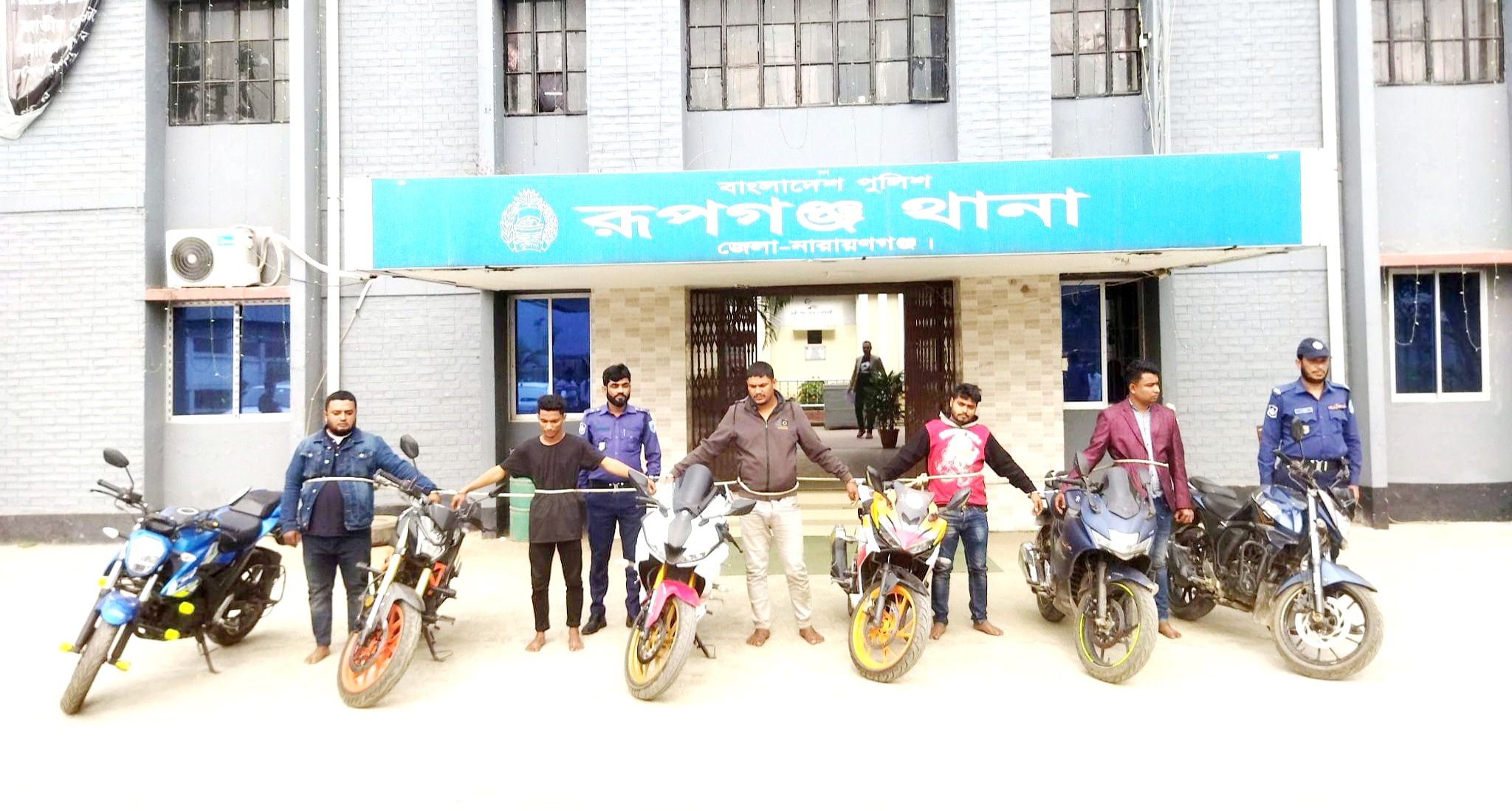 রূপগঞ্জে চোরাই মোটরসাইকেলসহ গ্রেপ্তার ৫