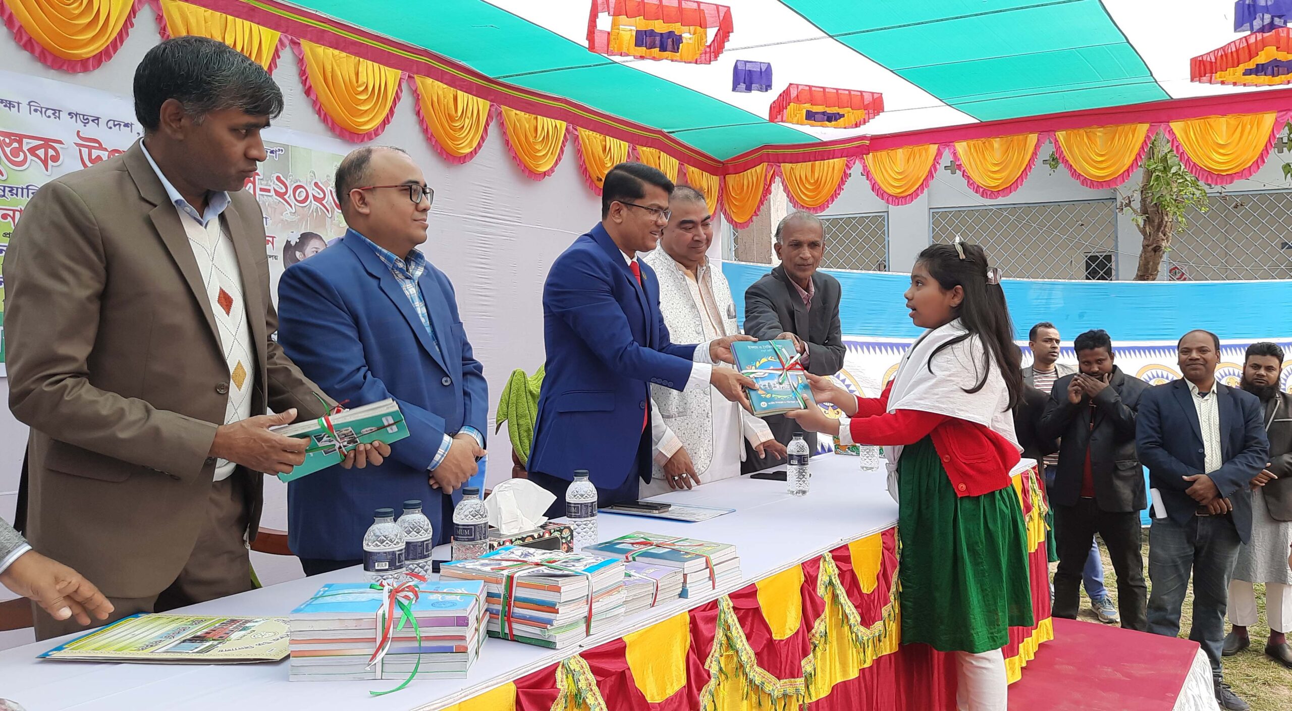 বছরের ১ম দিনে বই পেয়ে উচ্ছ্বসিত বাগেরহাটের শিক্ষার্থীরা