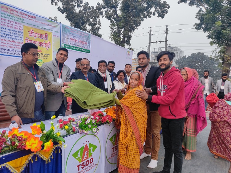 ঠাকুরগাঁওয়ে টিএসডিও’র ক্রীড়া সামগ্রী ও শীতবস্ত্র বিতরণ