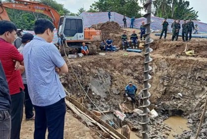 ভিয়েতনামে গভীর গর্ত থেকে শিশুকে বাঁচাতে উদ্ধারকর্মীদের প্রাণপণ চেষ্টা