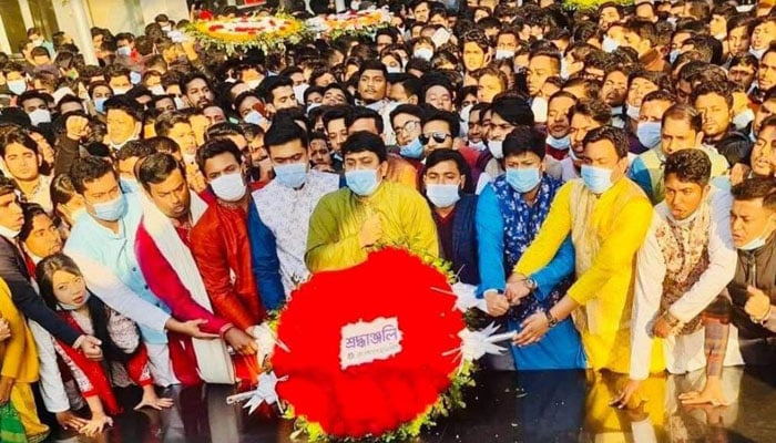বঙ্গবন্ধুর প্রতিকৃতিতে ছাত্রলীগের শ্রদ্ধা নিবেদন
