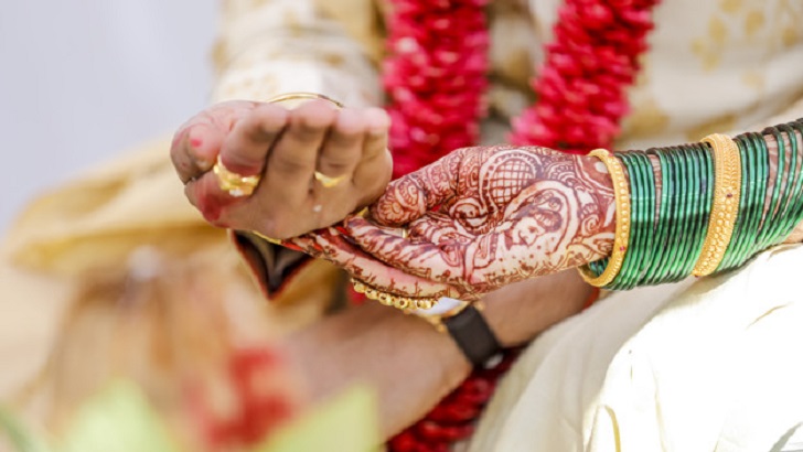 ডিভোর্সের ৪ বছর পর তরুণীর অদ্ভূৎ কাণ্ড!