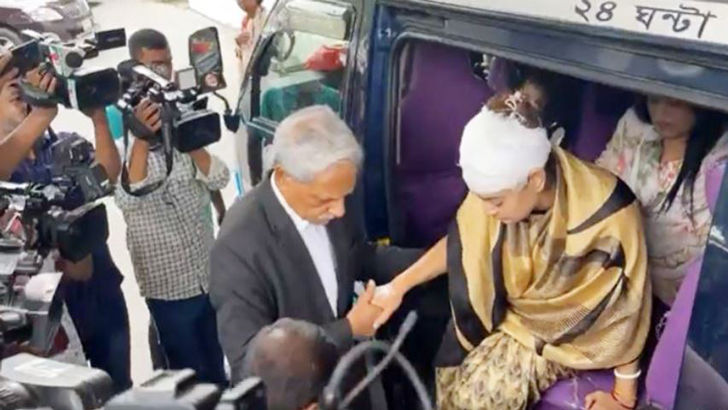 অ্যাম্বুলেন্সে করে আদালতে এলেন নিপুণ রায়