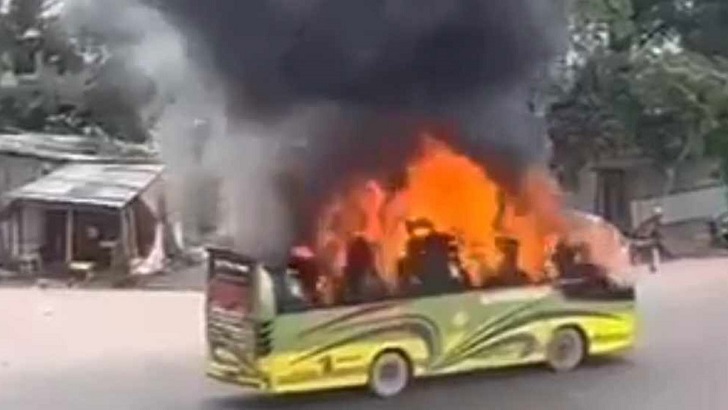 মাতুয়াইলে আরও এক বাসে আগুন