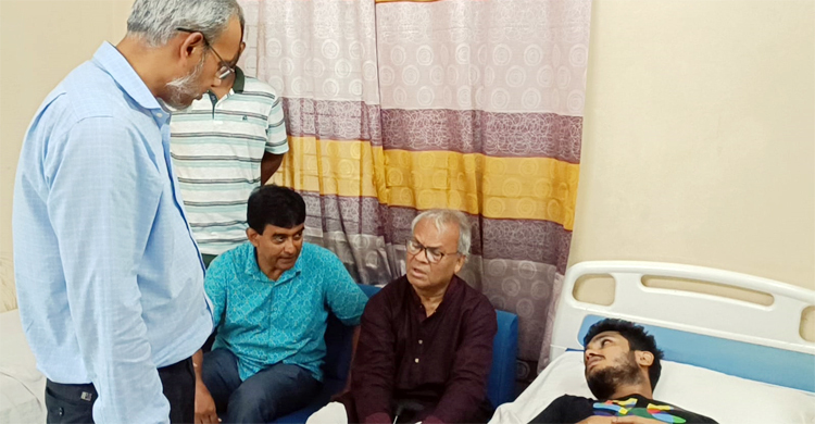 ছাত্রদল নেতাকে দেখতে হাসপাতালে গেলেন রিজভী