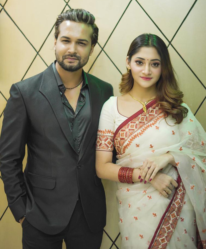 নতুন সিনেমায় পূজা-আদর আজাদ