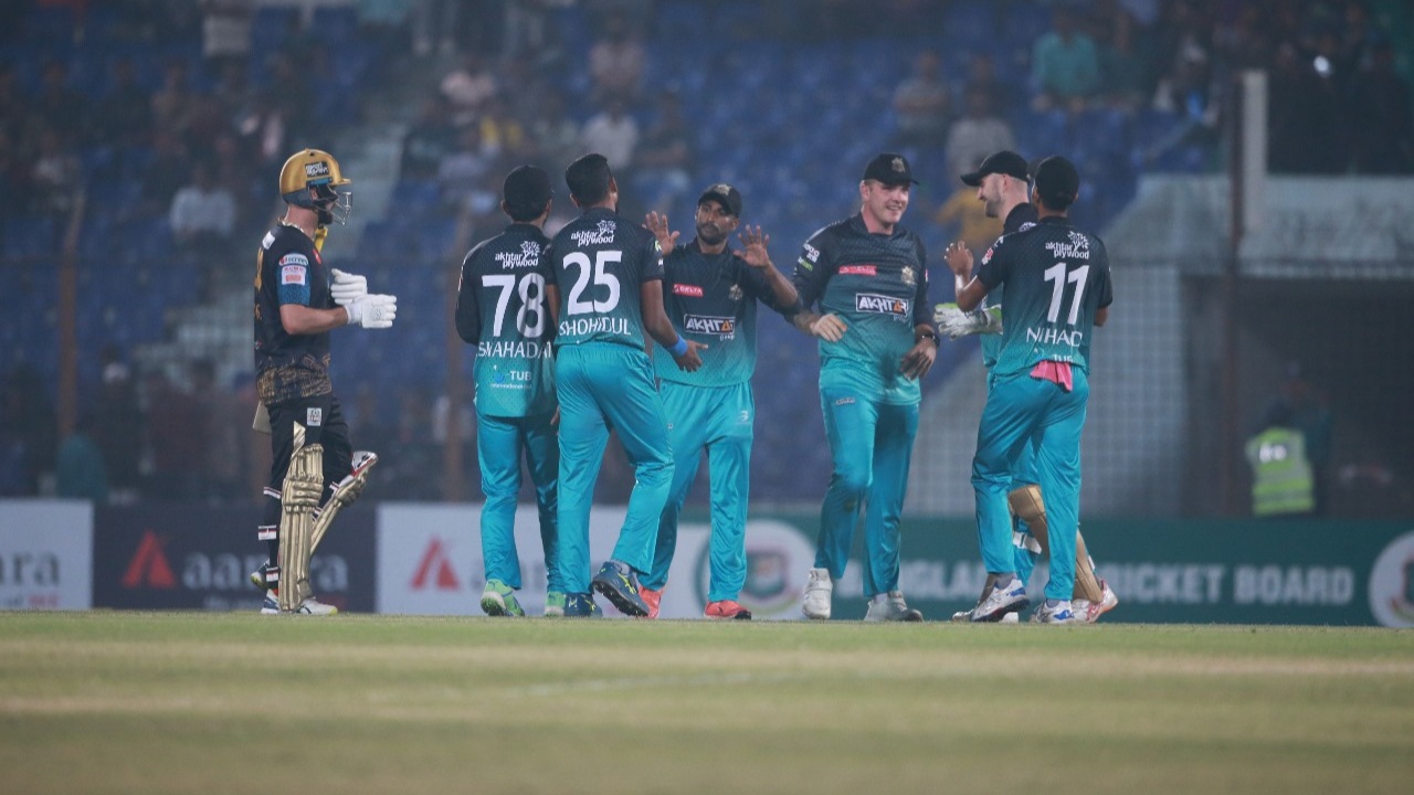 টানা ১১ হারে ঢাকা, সেরা ৪ এ চট্টগ্রাম