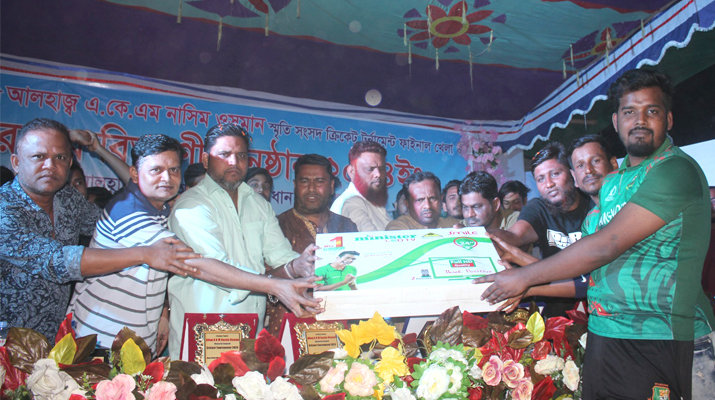 ফতুল্লায় নাসিম ওসমান স্মৃতি ক্রিকেট টুর্নামেন্টের পুরস্কার বিতরণ