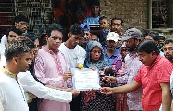 নিহত ফুটবলার রাজিয়ার শিশু সন্তানকে এক লক্ষ টাকা দিলেন বশির আহমেদ