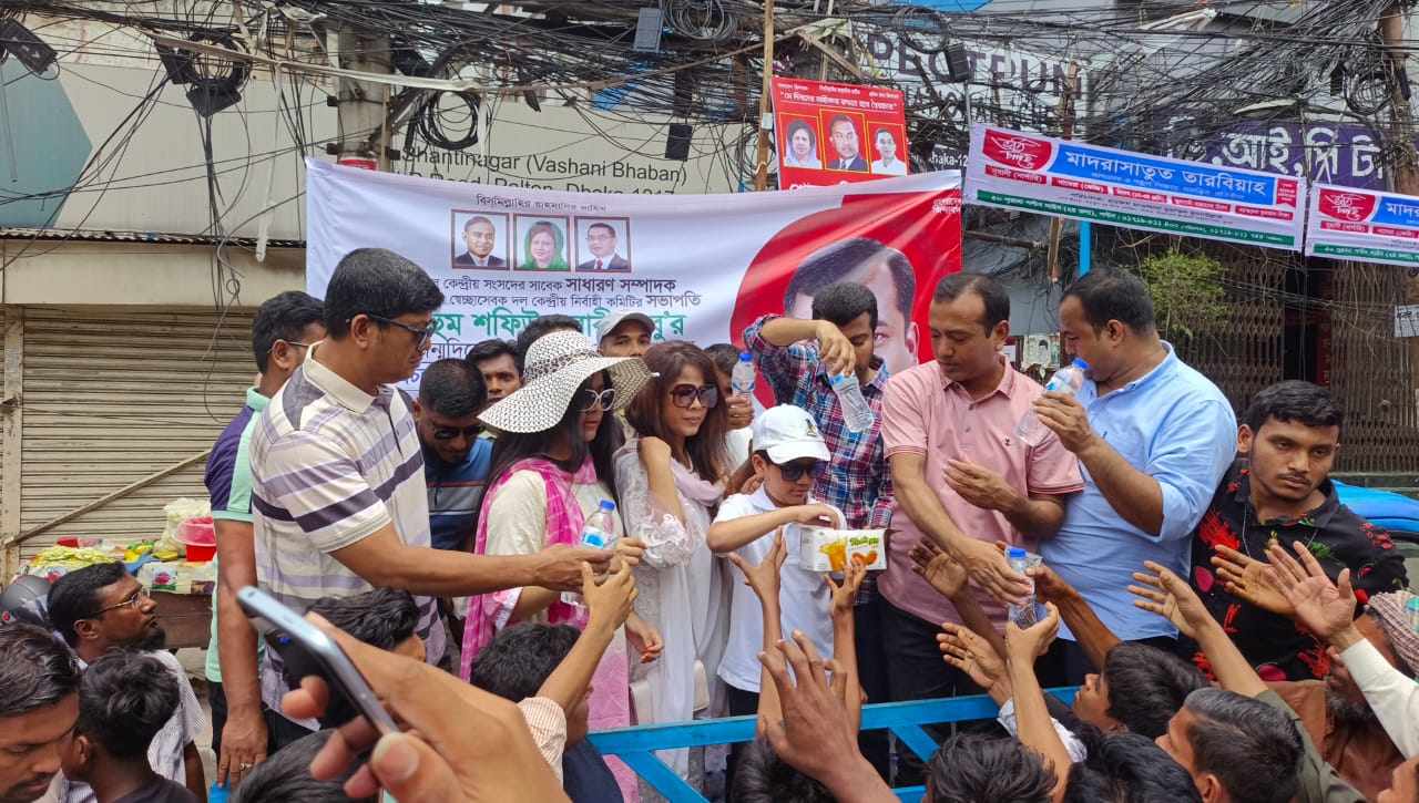 শফিউল বারী বাবু’র জন্মদিনে তৃষ্ণার্ত মানুষের মাঝে পানি ও স্যালাইন বিতরণ