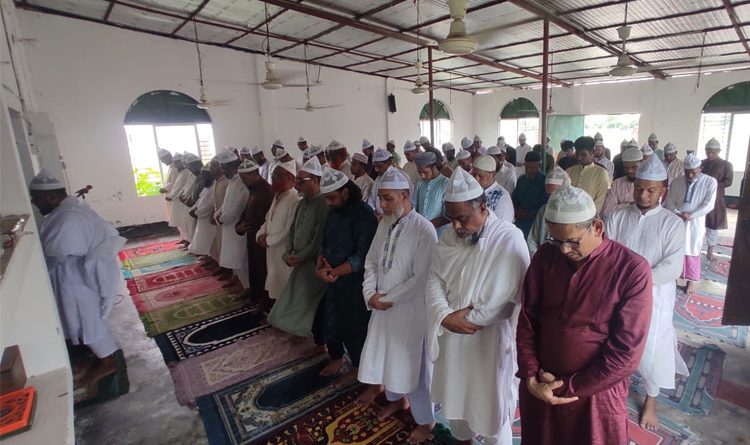 সৌদির সঙ্গে মিল রেখে ফতুল্লায় ঈদ উদযাপন
