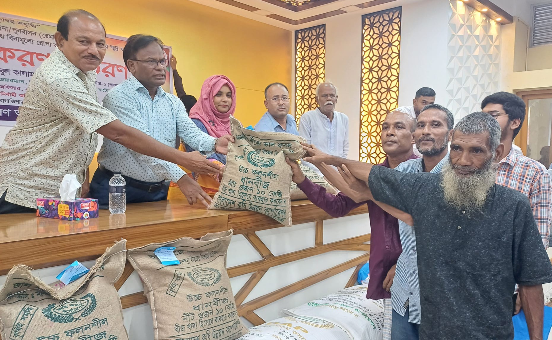 বাগাতিপাড়ায় ক্ষুদ্র ও প্রান্তিক কৃষকদের মাঝে ধান বীজ ও সার বিতরণ