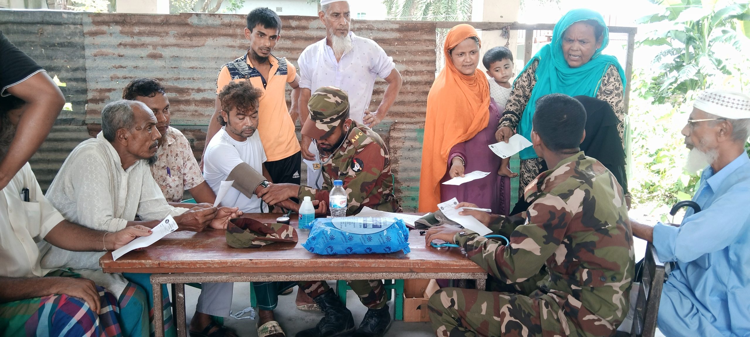 হোমনায় সেনাবাহিনীর ফ্রি মেডিকেল ক্যাম্পেইনে সেবা পেলেন স্থানীয় বাসিন্দারা