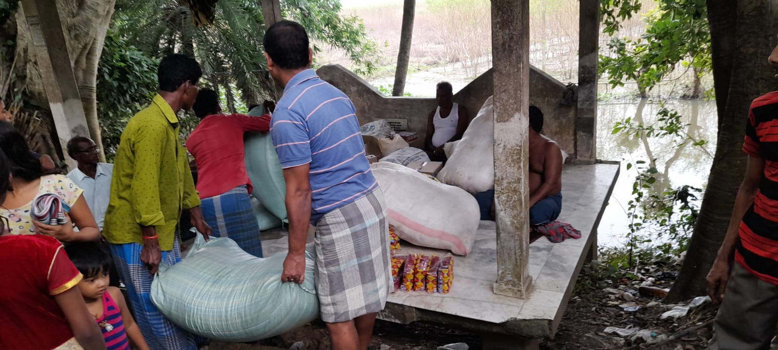 মহালয়ার পুণ্য লগ্ন ও গান্ধী জন্মজয়ন্তীতে হুগলির খানাকুলে বন্যার্তদের ত্রাণ বিতরণ
