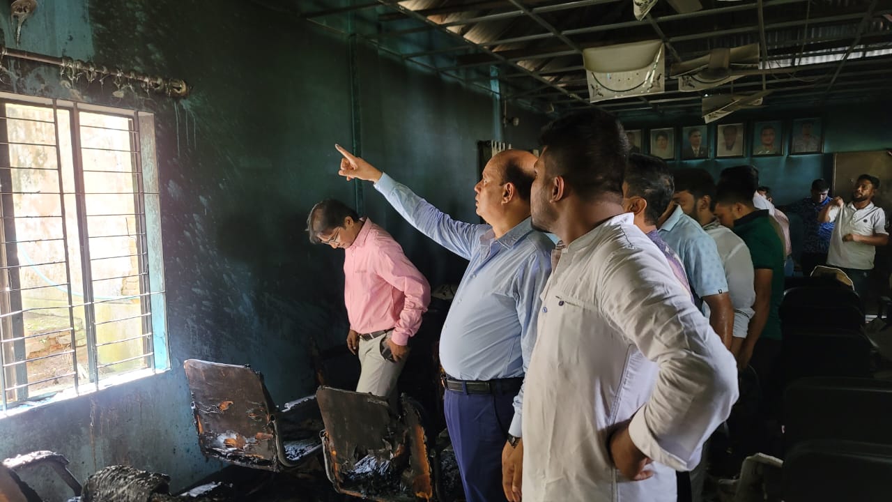 রূপগঞ্জে গভীর রাতে বিএনপি কার্যালয়ে অগ্নিসংযোগ