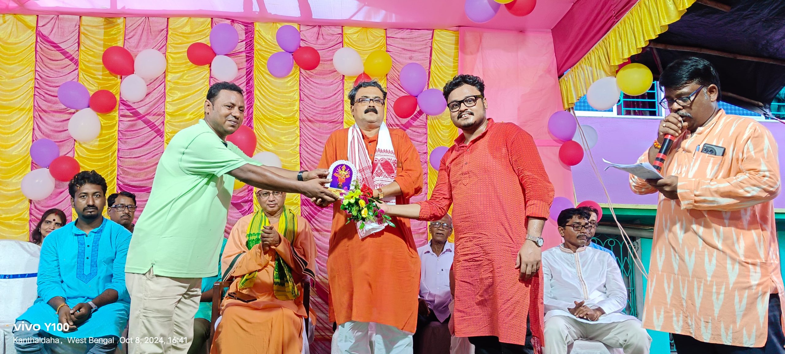 প্রথমবারের মত দুর্গাপূজা উদ্বোধনে মহারাজ ও অধ্যাপক