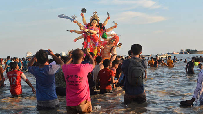 আজ প্রতিমা বিসর্জনের মধ্যদিয়ে শেষ হচ্ছে দুর্গাপূজা