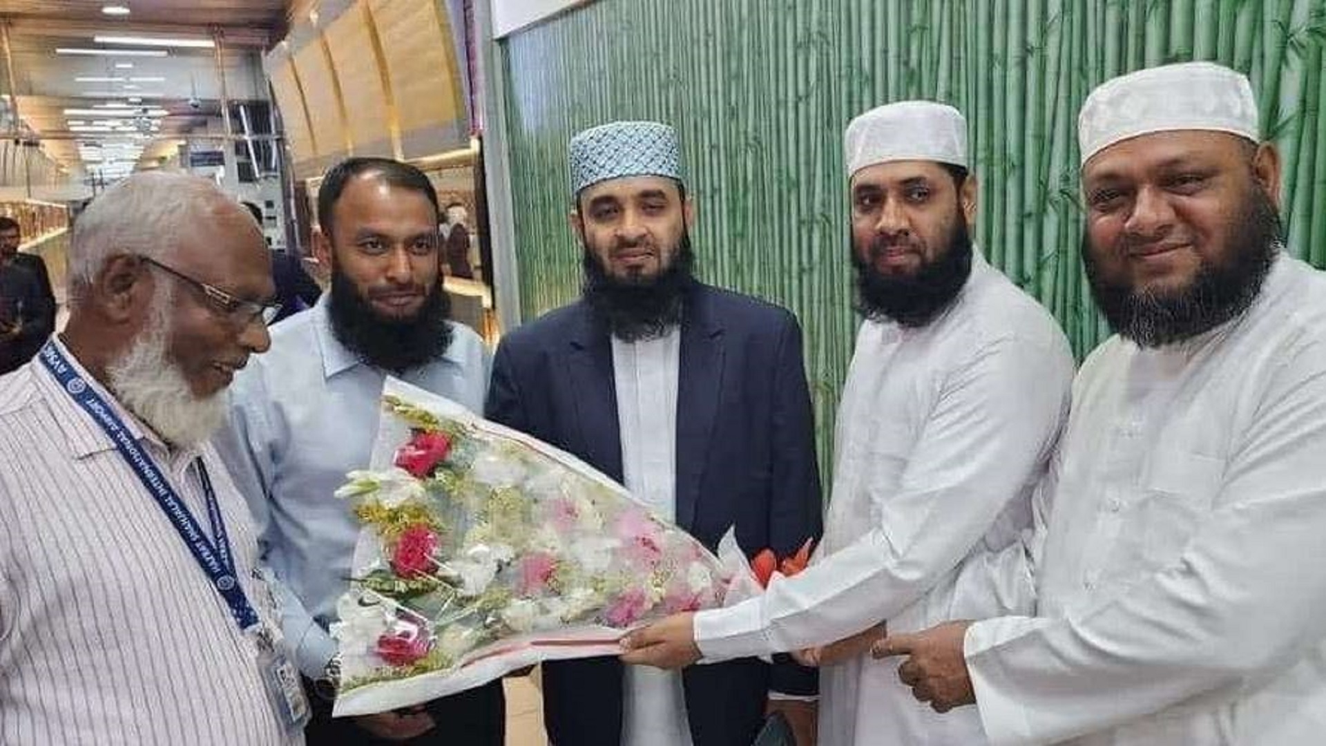 দেশে ফিরেছেন মিজানুর রহমান আজহারী
