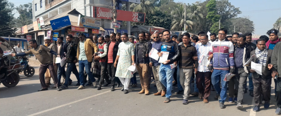 কুড়িগ্রামে যুবদলের উদ্যোগে ৩১ দফার লিফলেট বিতরণ