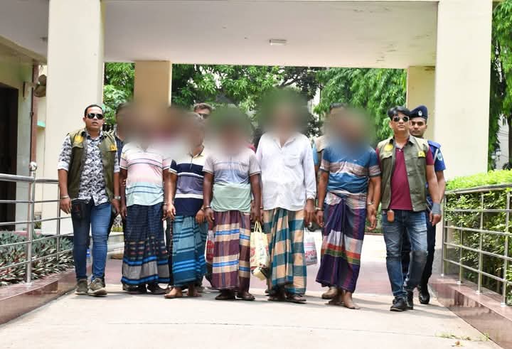 নওগাঁয় আন্তঃজেলা ডাকাতদল ও সহযোগী অভিযোগে আটক-৮, মালামাল জব্দ!  