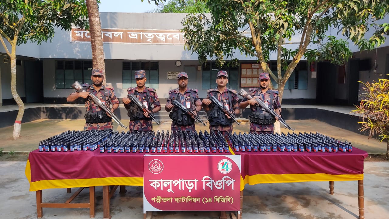 পত্নীতলা বিজিবির অভিযানে ৬০৯ বোতল ফেন্সিডিল উদ্ধার