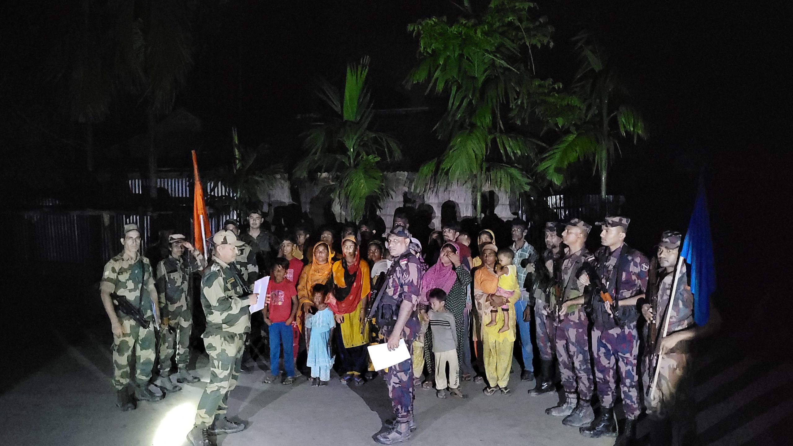 ফুলবাড়ী সীমান্তে ভারতে আটক ২৪ বাংলাদেশিকে বিজিবি’র কাছে হস্তান্তর