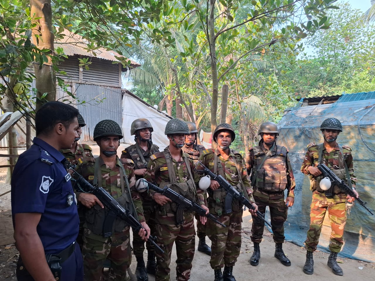 গজারিয়ার গুয়াগাছিয়ায় যৌথ বাহিনীর অভিযানে অস্ত্র-গুলি উদ্ধার, আটক ৩