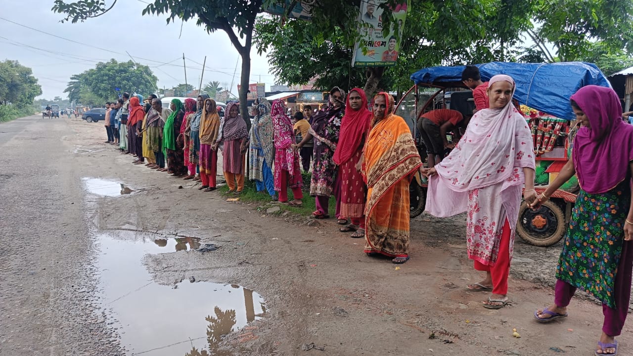 পূর্বাচলে পিঠা ব্যবসায়ী শাকিলার অত্যাচারে অতিষ্ঠ এলাকাবাসীর মানববন্ধন