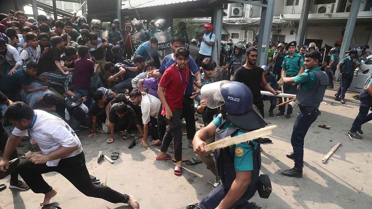 সচিবালয়ের সামনে পুলিশের লাঠিপেটা : ৭৫ শিক্ষার্থী আহত