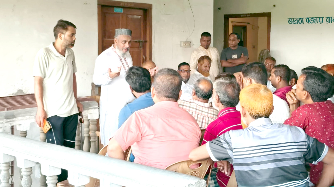 শিবগঞ্জে ধানের শীষে ভোট চাইলেন বিএনপি নেতা হেলিম