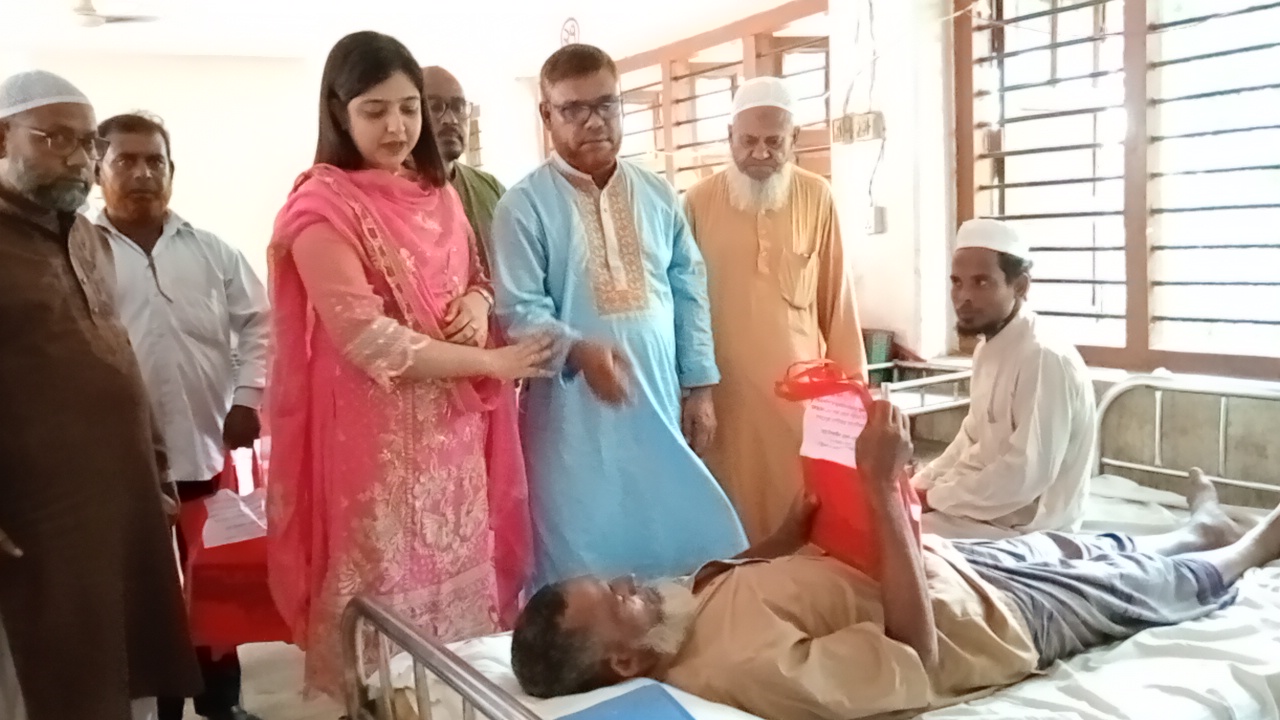 নওগাঁয় হাসপাতালে রোগিদের খাবার বিতরণ করলেন বিএনপি নেতা মোস্তাক 