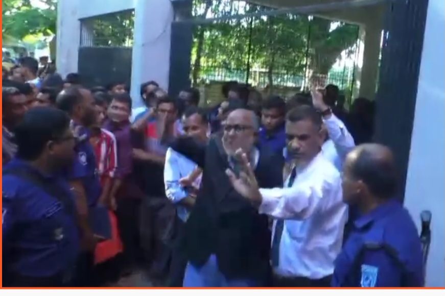 কুড়িগ্রামে সাংবাদিকদের উপর সিনিয়র আইনজীবীর আক্রমণ ও ক্যামেরা ভাঙ্গচুরের চেষ্টা