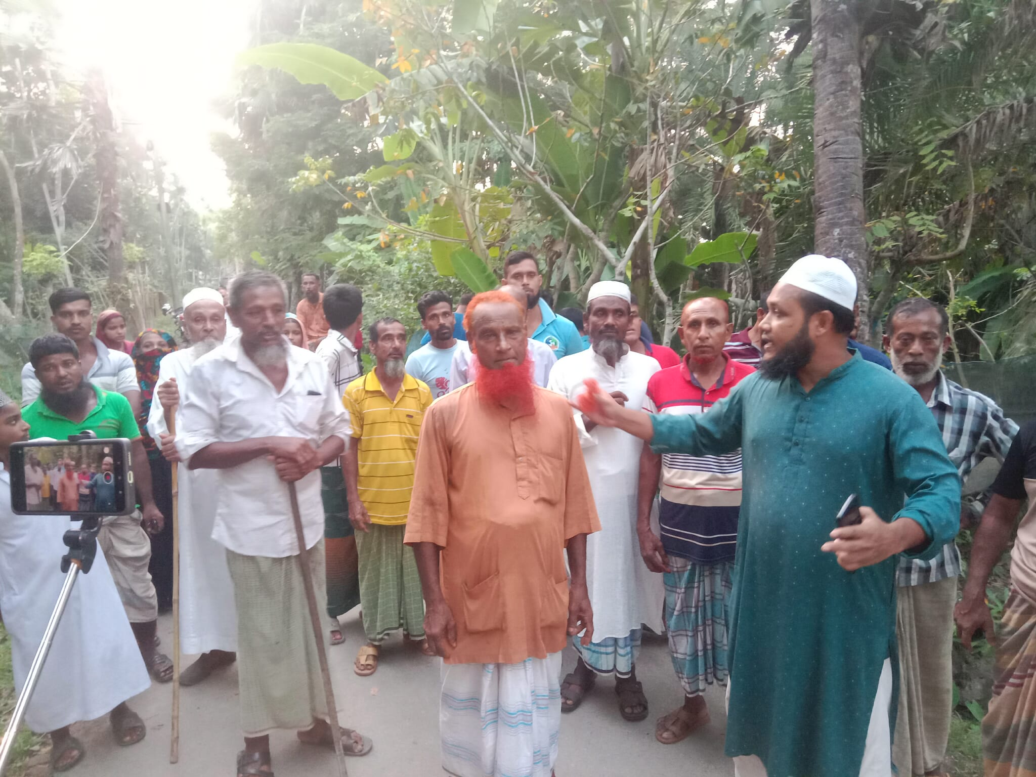 মোরেলগঞ্জে অসহায় পরিবারের ওপর সশস্ত্র হামলা, বৃদ্ধের দাড়ি টেনে ছিঁড়ে ফেলার অভিযোগ