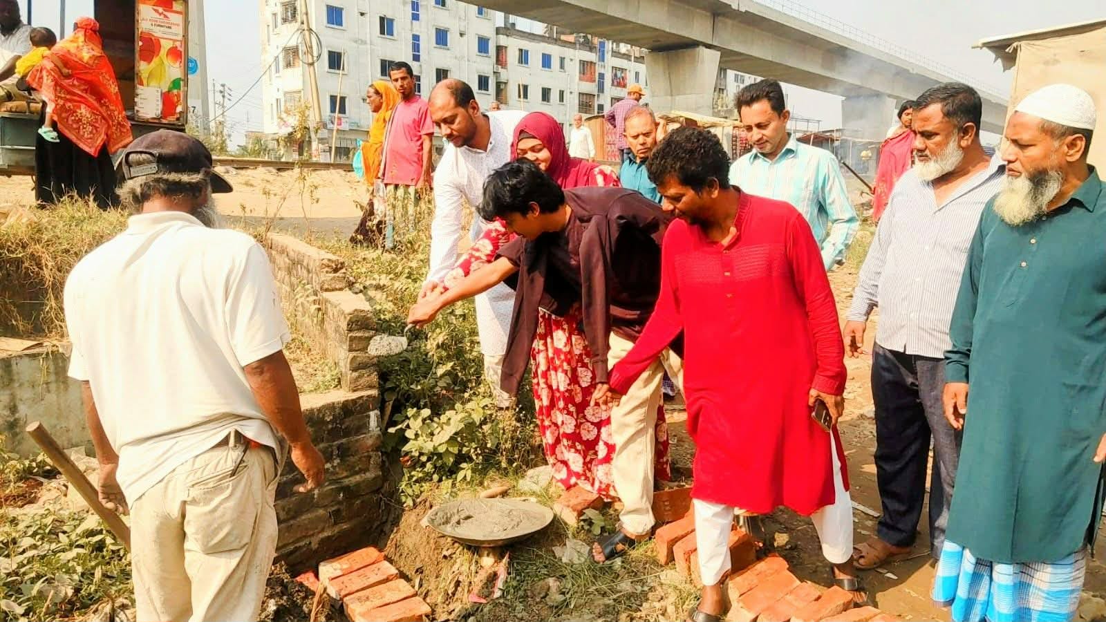 সেন্টু চেয়ারম্যানের নির্দেশনায় পাগলায় রাস্তার গাইড ওয়াল ও বালু ভরাট কাজের উদ্বোধন